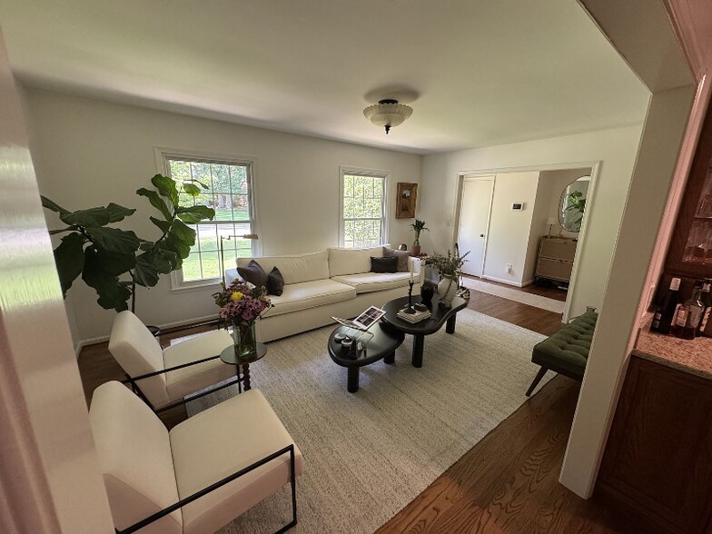 Building Photo - 702 Newport Cir