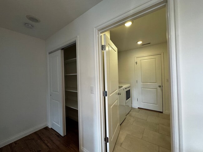 Building Photo - Single Family Home - Available For Rent!