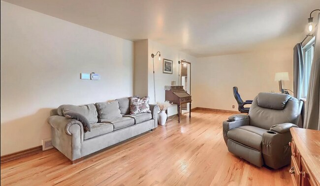 Building Photo - Huge room in a large shared home, private bathroom, great neighborhood, friendly roommates!