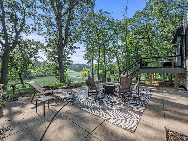 Building Photo - 3511 Lakecrest Dr