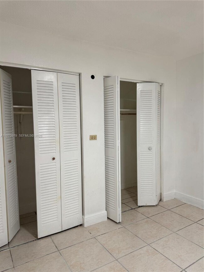 Building Photo - 470 NE 127th St