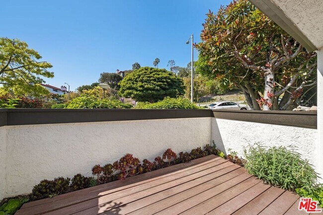 Building Photo - 1646 Palisades Dr