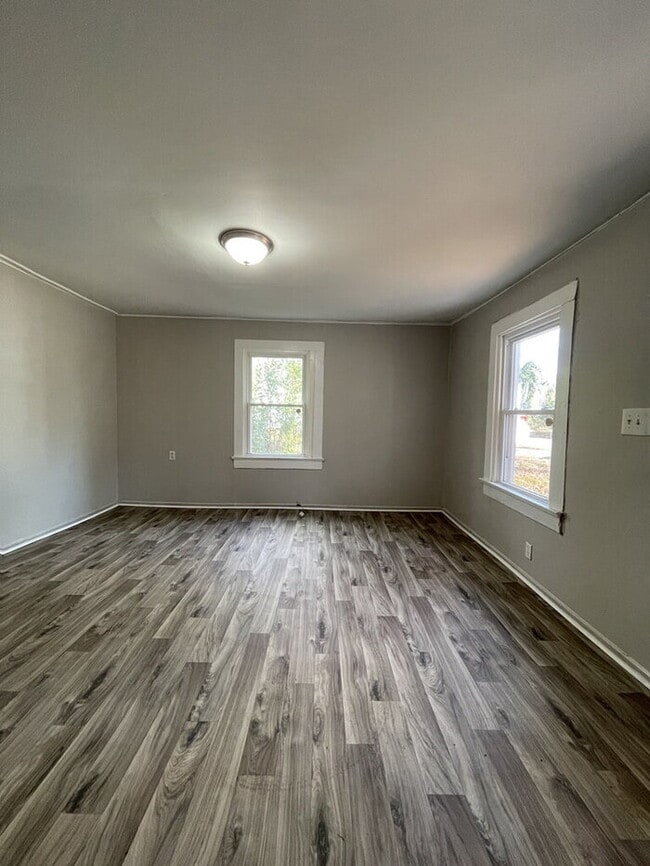 Building Photo - 419 Douglas St