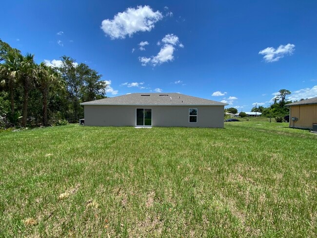 Building Photo - 982 SW Gaitor Ave