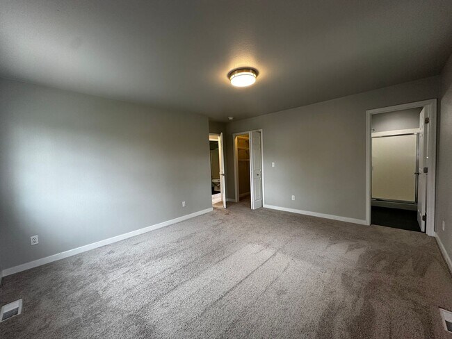 Building Photo - 4324 Hoyt Ave
