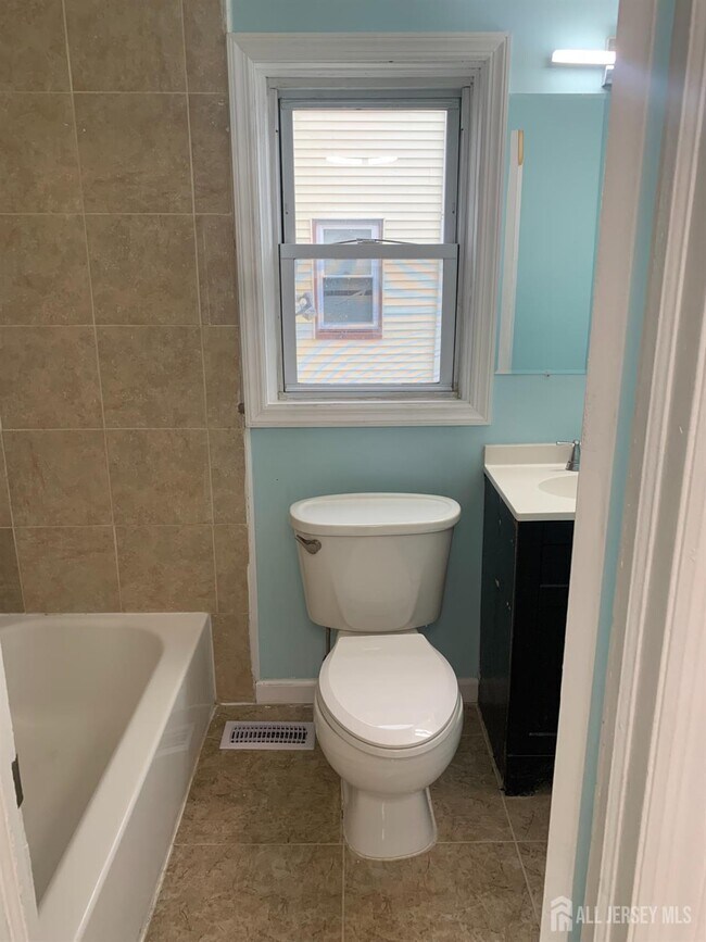 Building Photo - 47 Holly St