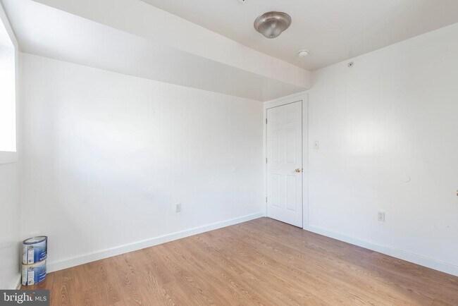 Building Photo - 507 W Girard Ave