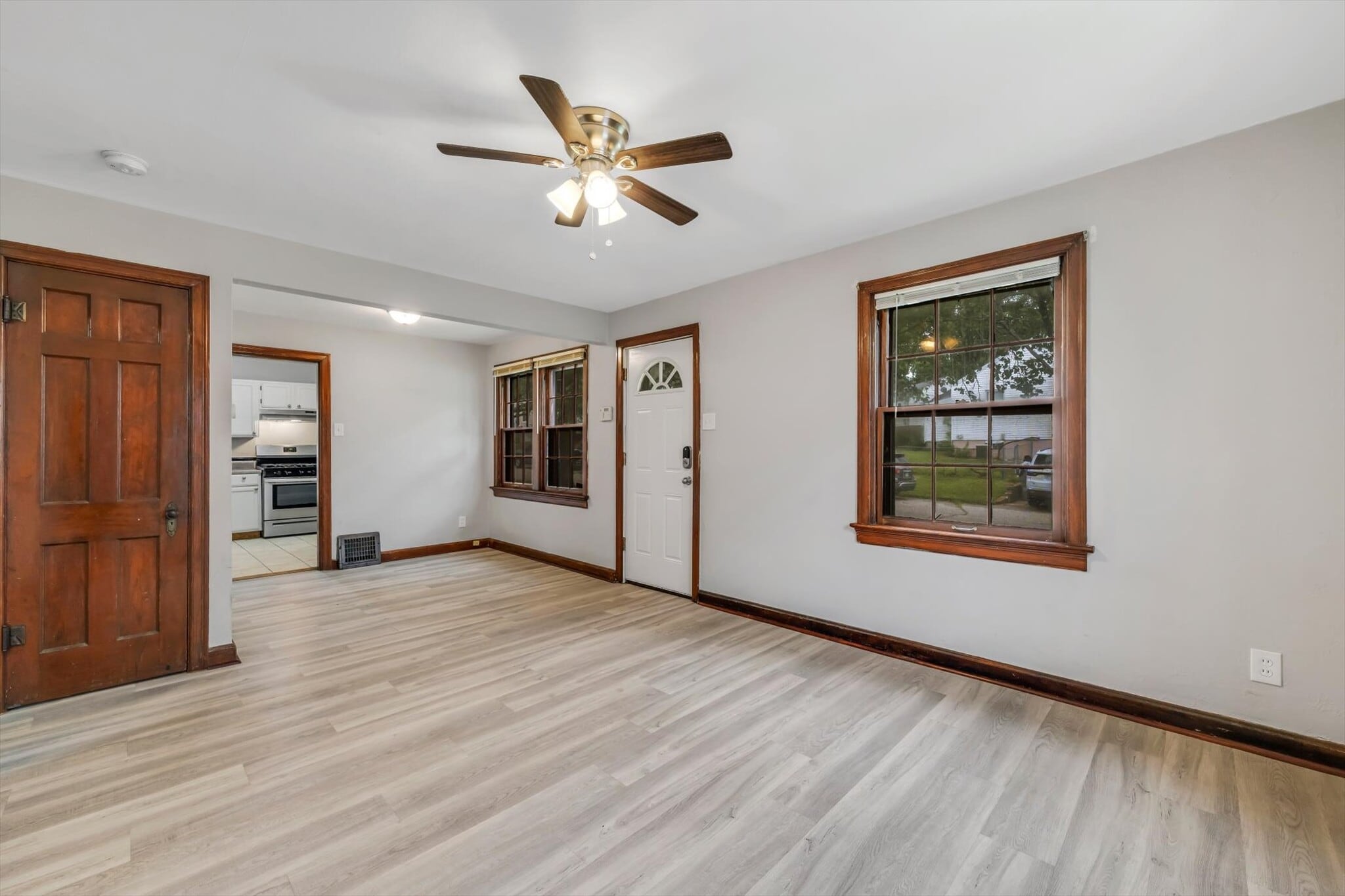Building Photo - 7120 Roslyn Dr
