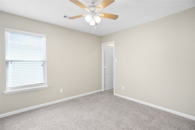 Building Photo - 692 Casual Ln