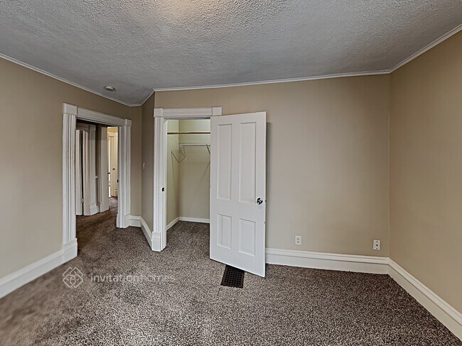 Building Photo - 424 E Park Ave