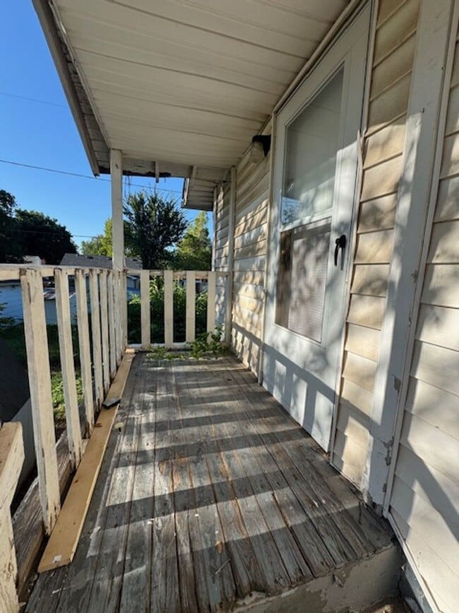 Building Photo - 1 bed 1 bath upstairs unit!