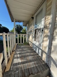 Building Photo - 1 bed 1 bath upstairs unit!