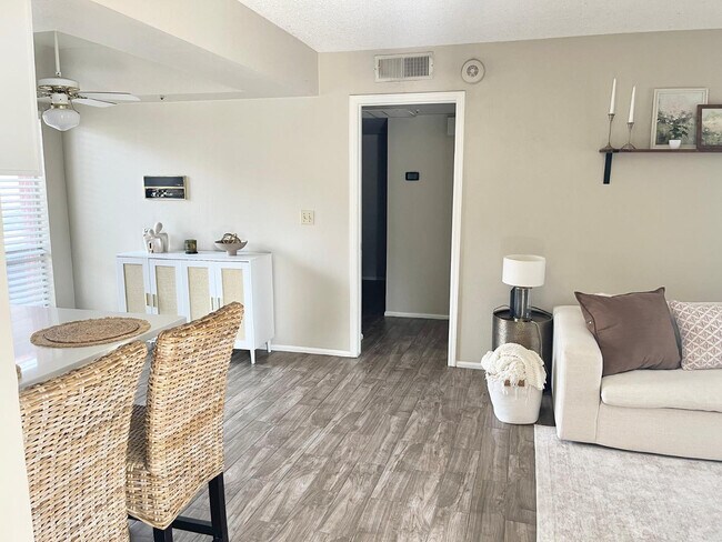 Building Photo - 10610 S 48th St