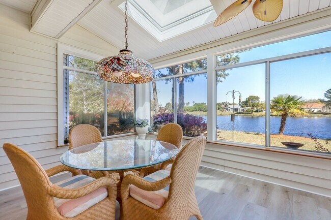 Building Photo - Charming 2 Bed, 2 Bath Rental with Lagoon Views in Sun City!