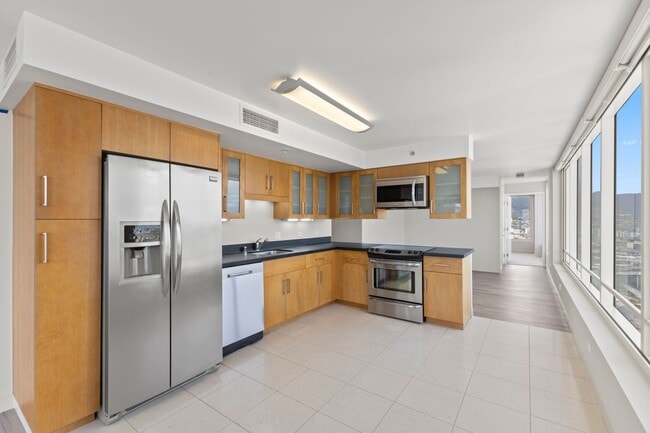 Building Photo - Convenient Urban Living!