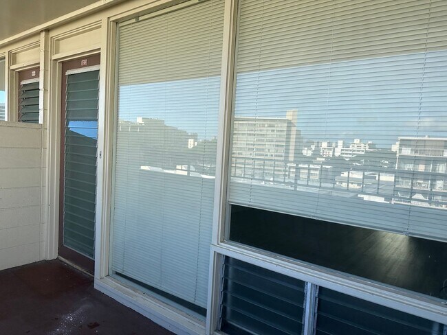 Building Photo - Renovated, 1 Bedroom / 1 Bath convenient location! Available NOW (Rent includes Electricity)