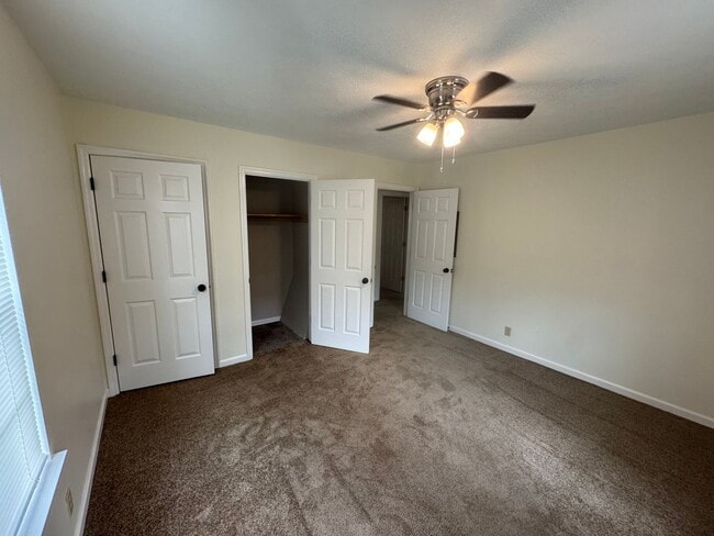 Building Photo - FOR LEASE- 2 BEDROOM DUPLEX MINUTES FROM 840!