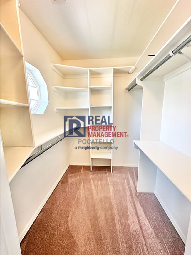 Building Photo - 5 Bedroom 3.5 Bath House - Pet Friendly