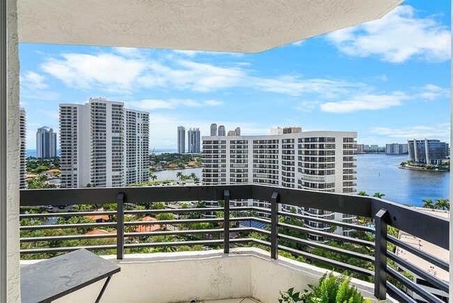 Building Photo - 3500 Mystic Pointe Dr