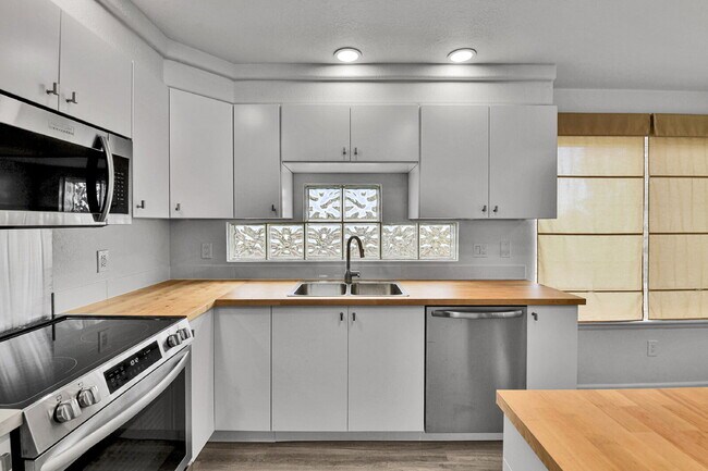 Building Photo - $2,795, 3-bed, 2-bath, located in Denver.