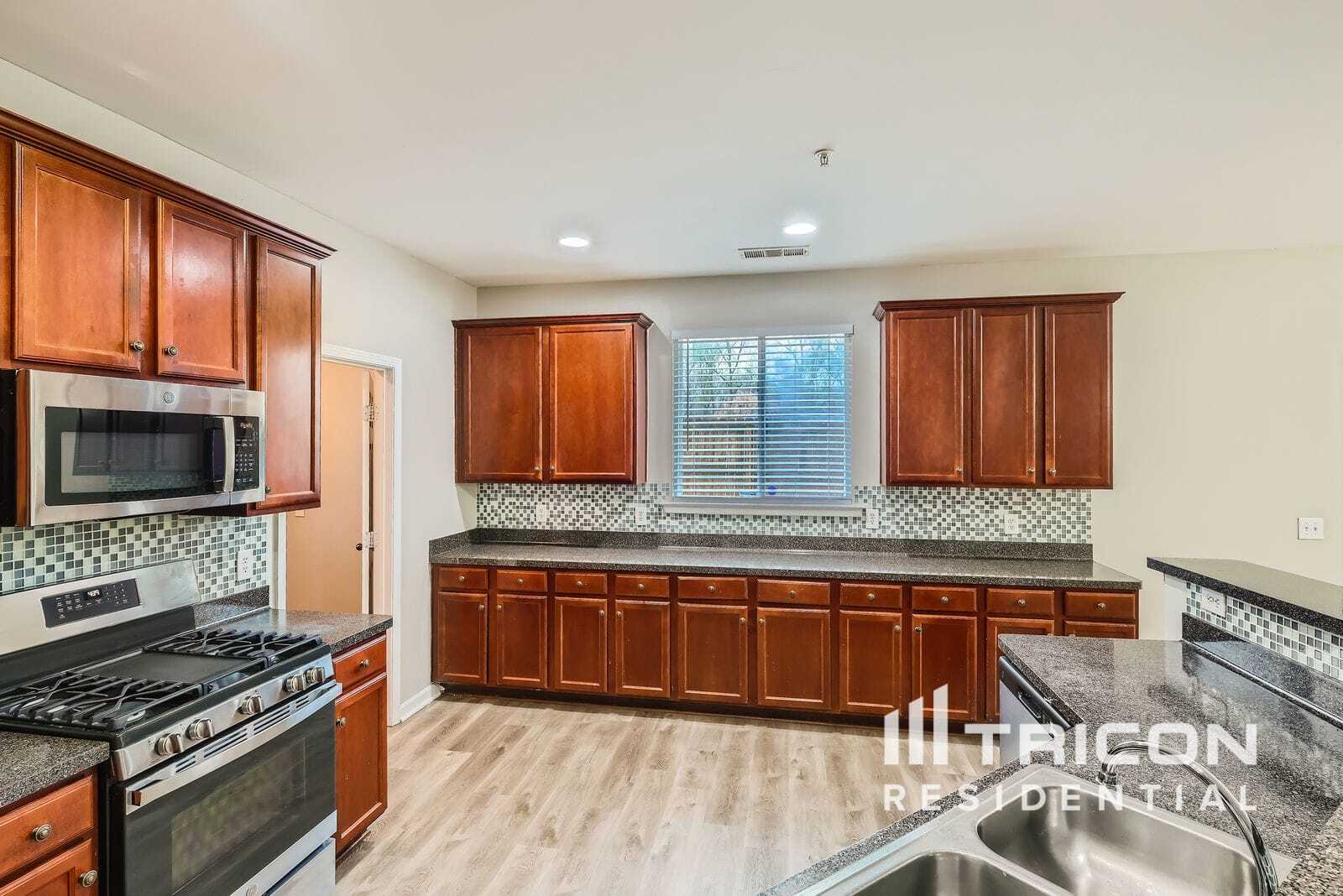 Building Photo - 383 Roseglen Dr NW