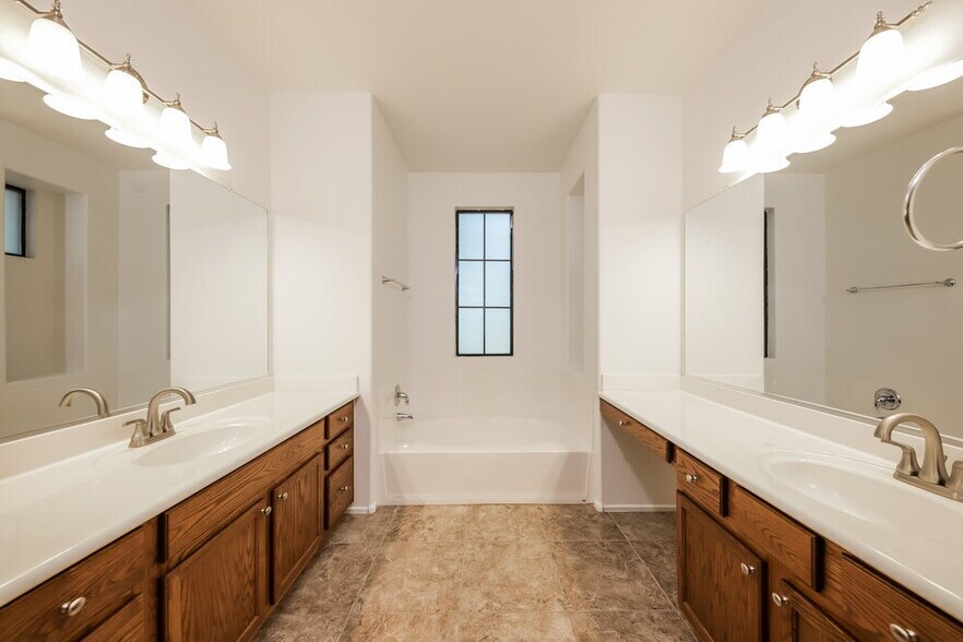 Building Photo - 2362 W Sleepy Ranch Rd