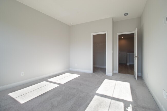 Building Photo - 426 Queenview Ln