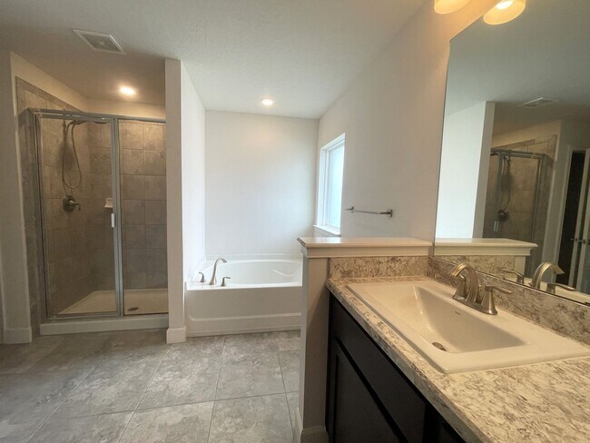 Building Photo - Amazing 3 Bed/2Bath/3 Car Garage Home in Hudson!