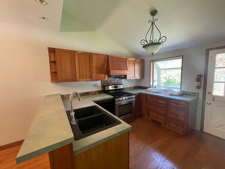 kitchen - 210 Mannion Ave