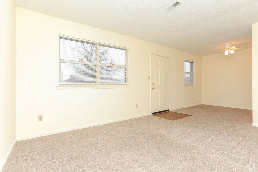 1BR, 1BA - 600 SF - Living Room - Buckingham Apartments