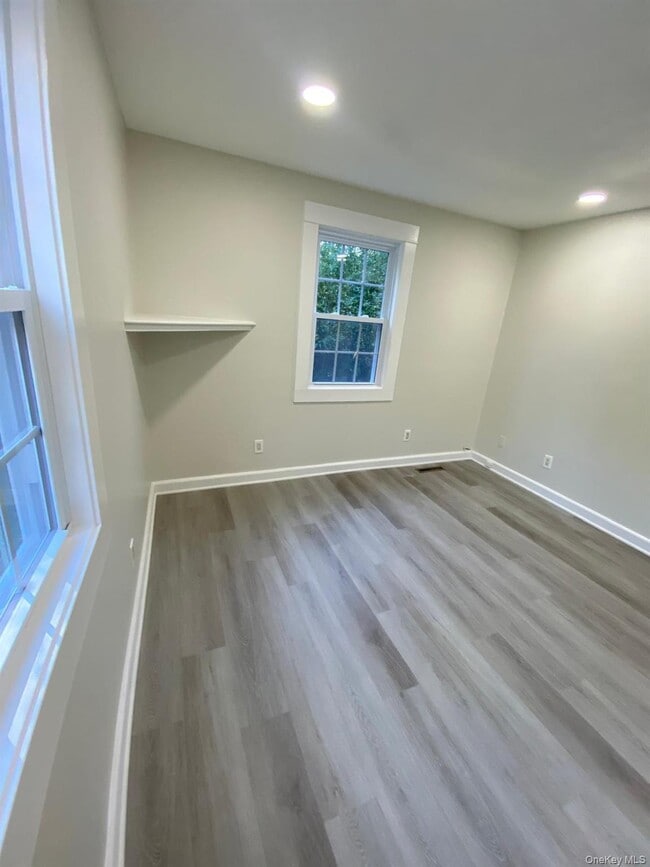 Building Photo - 459 Clove Rd