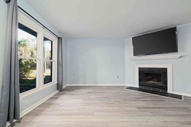 Building Photo - Modern Comfort on James Island!