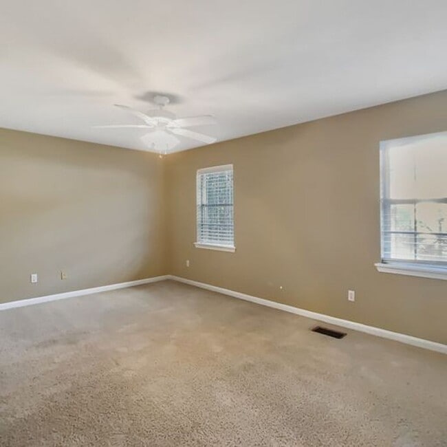 Building Photo - Cozy 3 Bed 2 Bath Available Fall 2025!