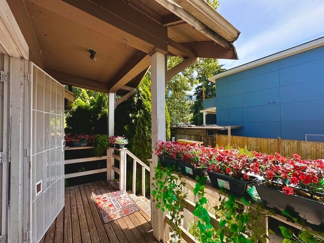 Building Photo - Spacious 3BR 2BA | 3-Level Home in Renton