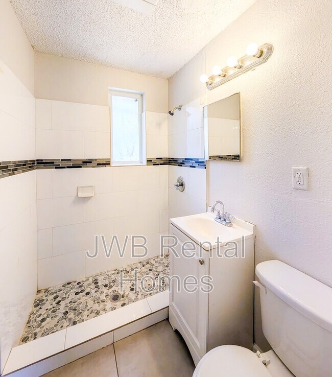 Building Photo - 1530 W 21st St