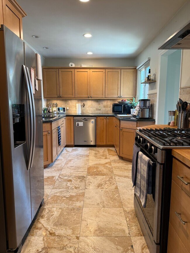 Building Photo - 3 Bedroom 2 Bathroom House Available Septe...