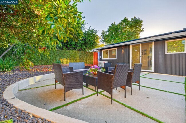 Building Photo - 3360 Esperanza Dr