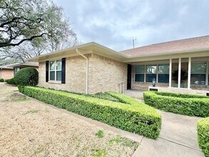 Building Photo - 9015 Villa Park Cir