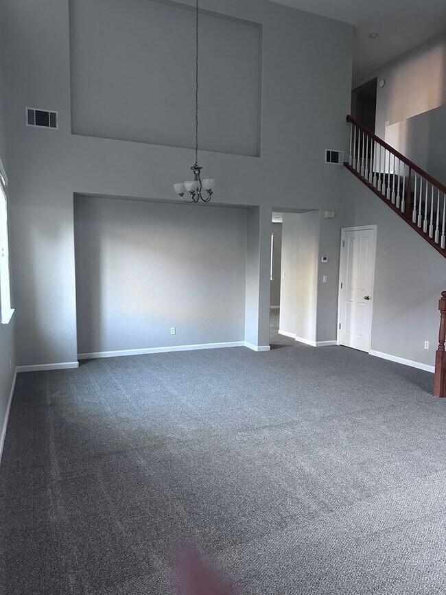 Building Photo - GORGEOUS HOME FOR RENT! NEW CARPET AND PAINT THROUGHOUT! 1 FULL BED AND BATH DOWNSTAIRS!