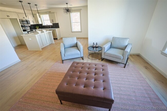 Building Photo - 112 W 2nd St