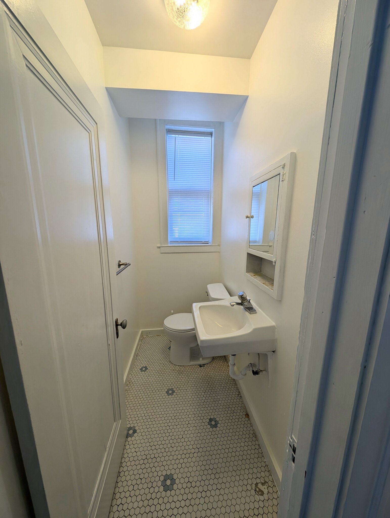 Building Photo - 3510 W Dickens Ave