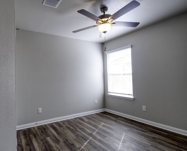 Building Photo - 619 Fallbrook Dr