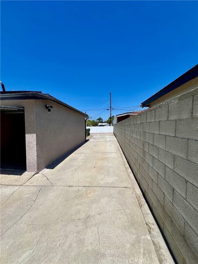 Building Photo - 12987 Correnti St
