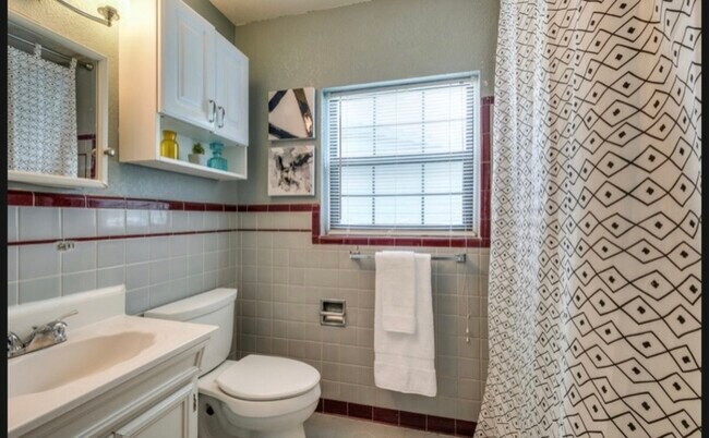 Building Photo - 319 Mink Dr