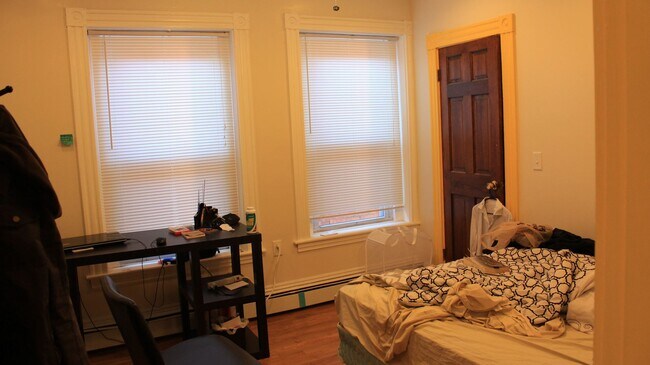 Building Photo - No Broker's Fee, Convenient Mission Hill Location, Eat-in Kitchen, In-Unit Washer and Dryer, Cent...