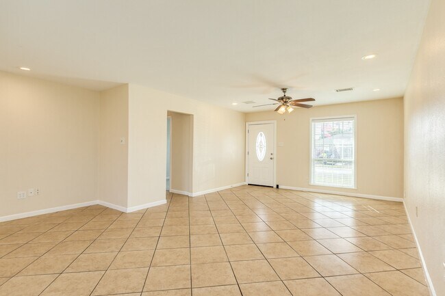 Building Photo - 3206 Pine St