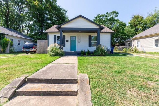 Building Photo - Stylish 3/1 Newly Renovated Home!