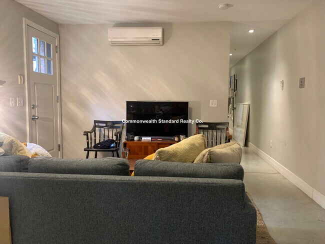 Building Photo - 33 Anderson St