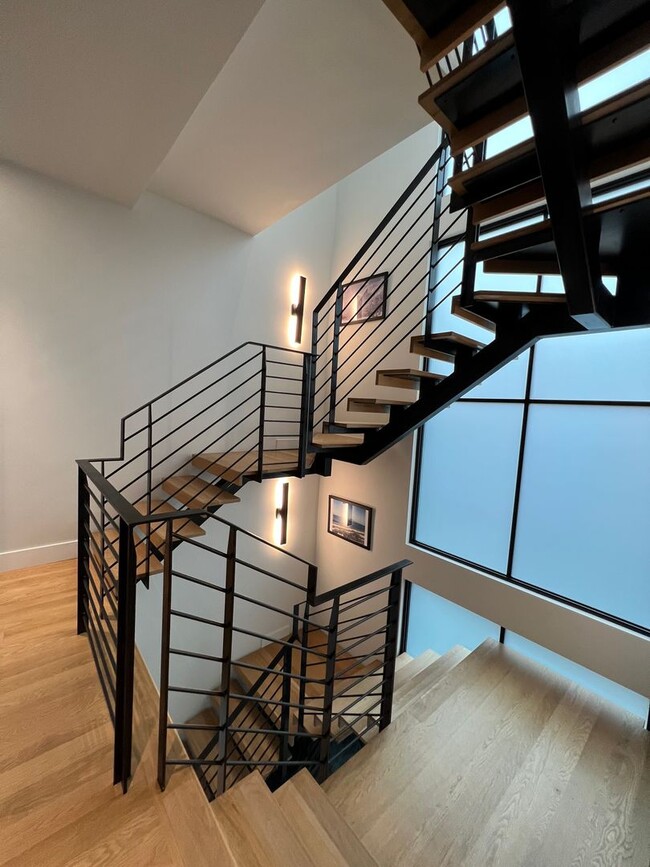 Building Photo - Modern 3 BD/2.5 BA, Superb Location, Internet/Cable and TVs Included! Available August 3rd!