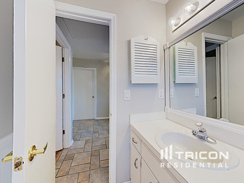 Building Photo - 3910 Creek Woods Dr